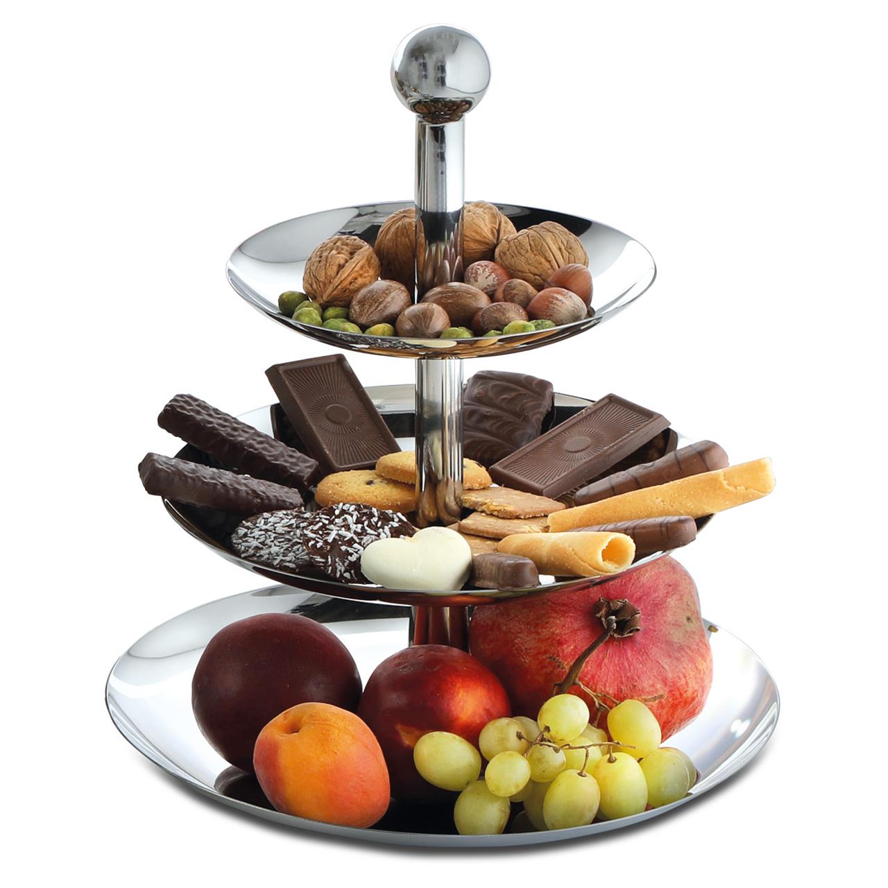 Die Abbildung zeigt eine dreistöckige Etagere aus Edelstahl, die mit Obst, Süßigkeiten und Nüssen gefüllt ist. Auf den drei Ebenen liegen zum Beispiel Trauben, Pfirsiche, Schokolade und verschiedene Nüsse.