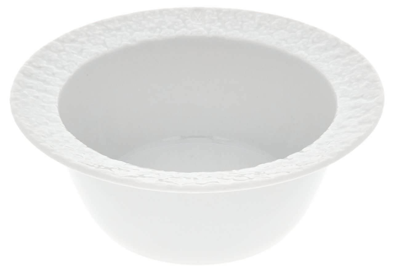 Die Schüssel „Royal Blossom weiß“ mit einem Durchmesser von 15,5 cm hat eine elegante, schlichte Form. Der Rand ist dezent mit einem floralen Muster verziert.