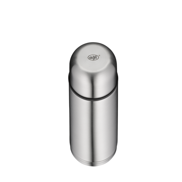 Auf dem Bild ist eine silberfarbene Thermosflasche aus Metall zu sehen. Sie hat einen runden Deckel mit einem Logo darauf.