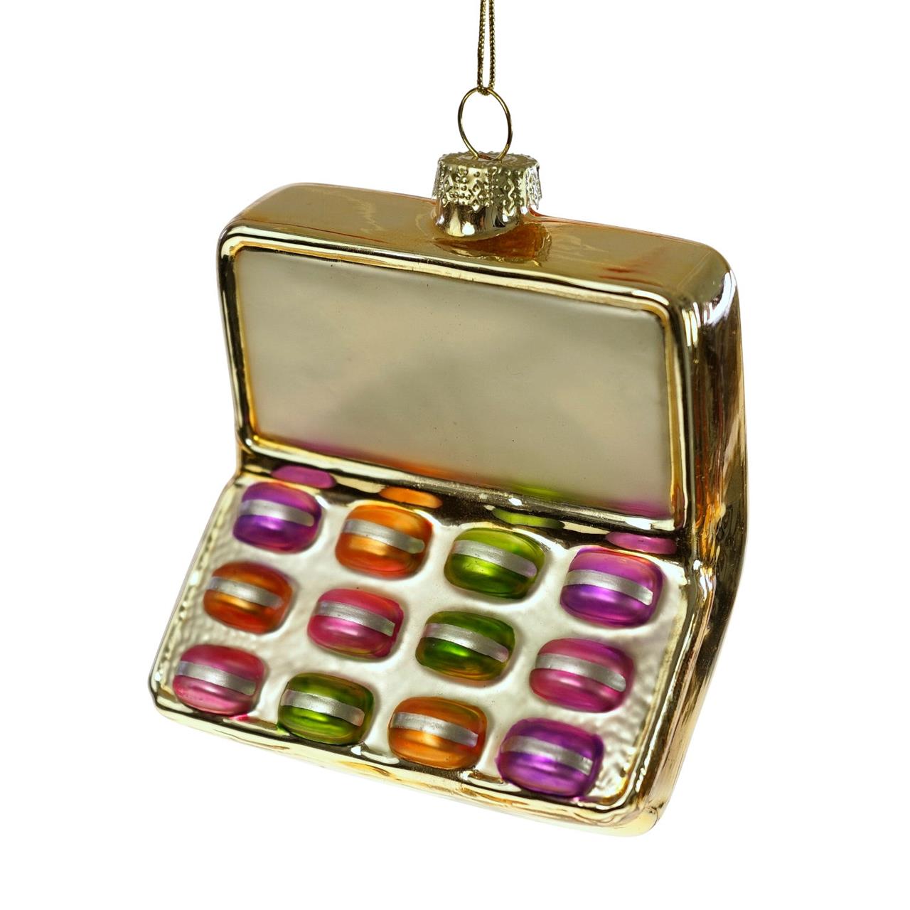 Die Abbildung zeigt eine goldene Hänger-Macaron-Box mit den Maßen 7,5x5x8 cm. In der offenen Box sind bunte Macarons in Orange, Grün und Lila zu sehen.