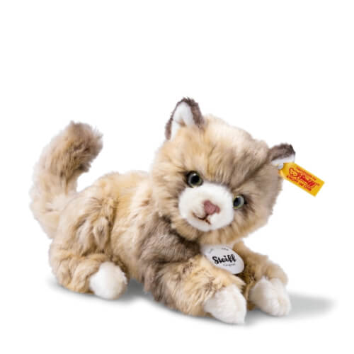Das Bild zeigt ein flauschiges, hellbraunes Stoffkätzchen mit weißen Pfoten. Am Ohr des Kuscheltiers ist ein gelbes Steiff-Etikett befestigt.