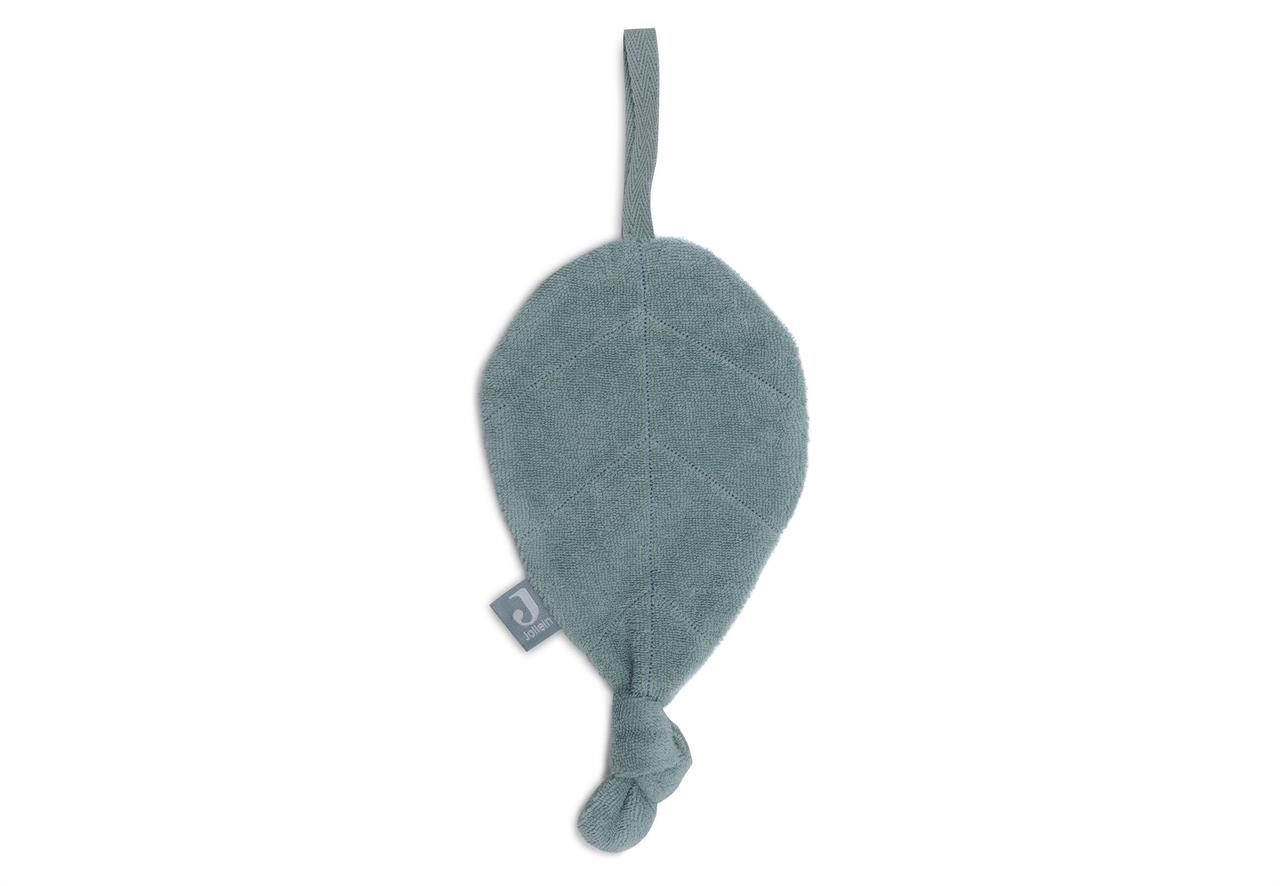 Das Bild zeigt ein Schmusetuch aus Frottee in der Farbe Sea Green. Es hat die Form eines Blattes mit einer kleinen Schlaufe zum Aufhängen.