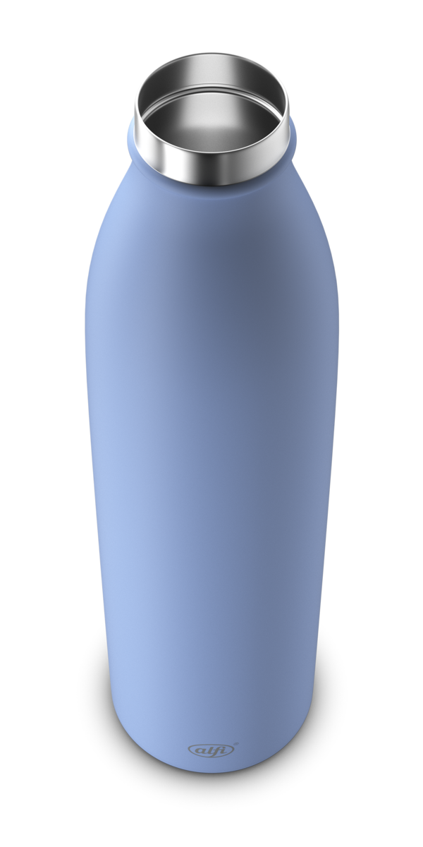 Eine silberne Isolierflasche ist auf einem weißen Hintergrund zu sehen. Die Oberfläche der Flasche glänzt leicht.