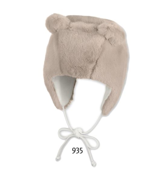 Die Abbildung zeigt eine beige Inkamütze mit niedlichen Öhrchen. Die Mütze hat Bindebänder unter dem Kinn und ist in Größe 43 verfügbar.