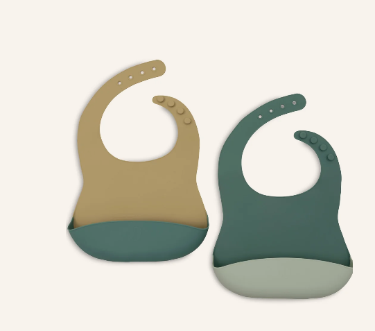 Das Lätzchen Silikon - Jade Shades - 2 Stück ist zu sehen. Es handelt sich um zwei praktische Silikonlätzchen in Jadefarben für Babys.