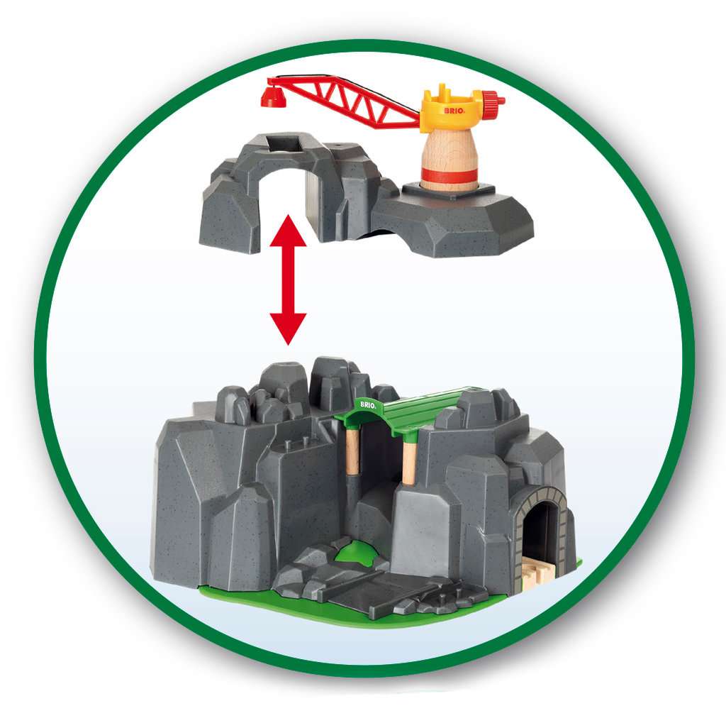 Das Bild zeigt die BRIO® World: Große Goldmine mit Sound-Tunnel 33889. Oben ist ein Tunnel mit Kran zu sehen, darunter die große Mine mit grüner Brücke und Tunnel.