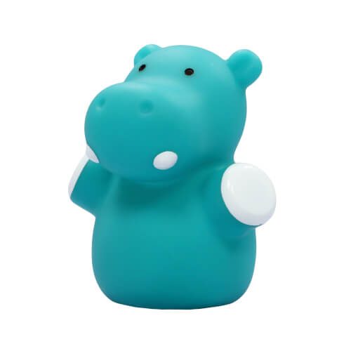 Das Bild zeigt eine blaue Nilpferd-Figur mit weißen Armen und Nasenlöchern. Sie hat einen einfachen, cartoonhaften Stil und steht vor einem weißen Hintergrund.