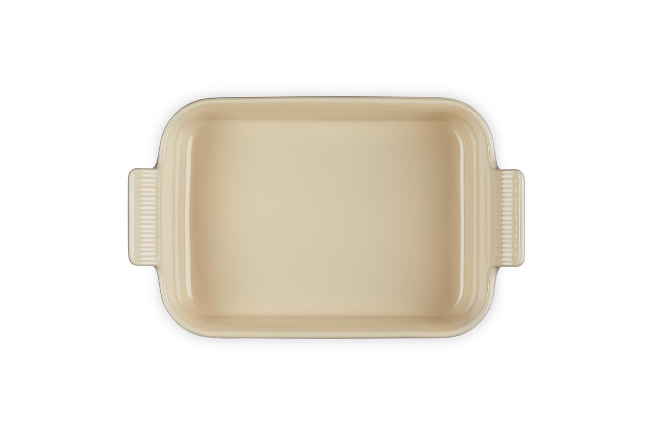 Die Abbildung zeigt eine rechteckige, beigefarbene Auflaufform mit Griffen an beiden Seiten. Die Form ist schlicht und eignet sich ideal zum Backen von Aufläufen oder Gratins.