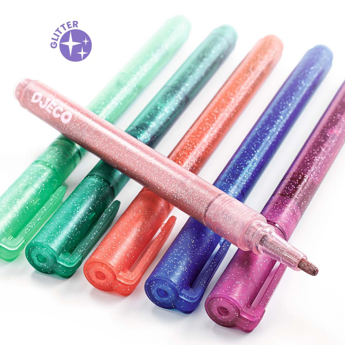 Das Bild zeigt sechs bunte Glitzermarker der Marke Djeco, die nebeneinander liegen. Die Stifte funkeln und sind in verschiedenen Farben erhältlich.