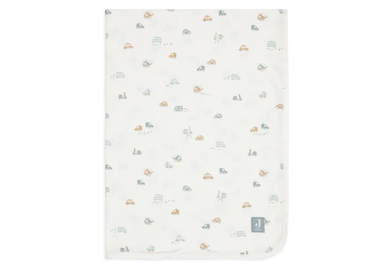 Auf dem Bild ist die Decke "Wiege Jersey 75x100cm On the Go" zu sehen. Sie ist weiß und mit kleinen Autos, Hubschraubern und Rollern in dezenten Farben bedruckt.