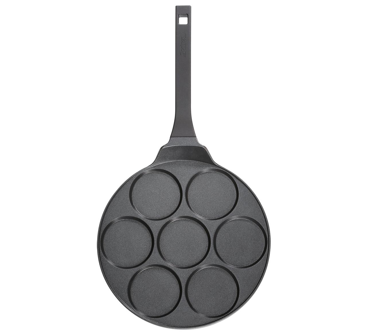 Dies ist eine Pancake-Pfanne mit einem Durchmesser von 26 cm. Sie hat sieben runde Vertiefungen zum gleichzeitigen Backen kleiner Pfannkuchen.