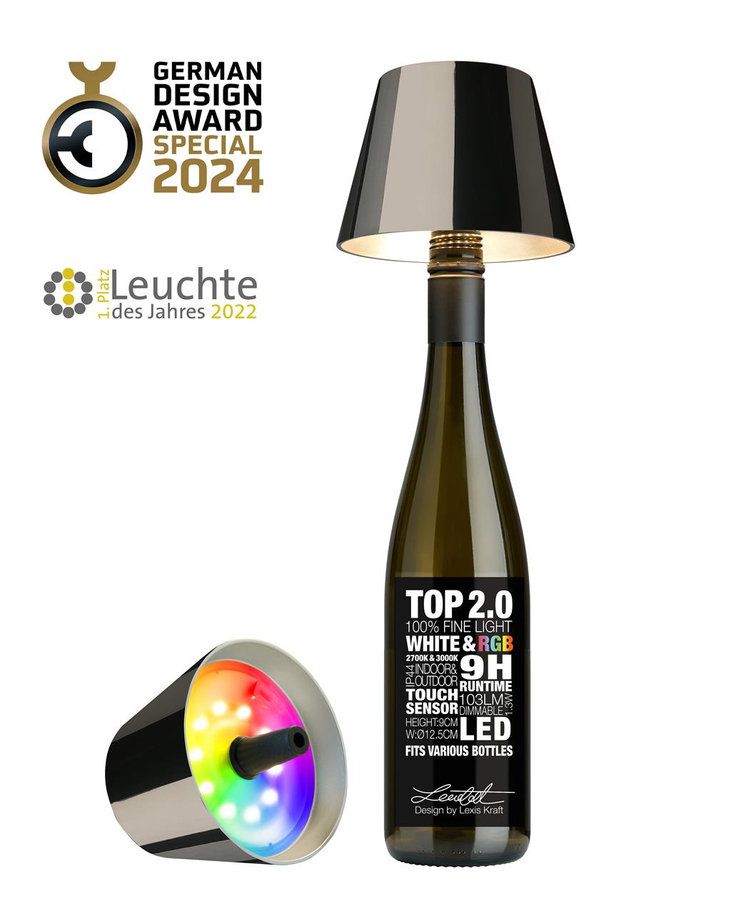 Die Abbildung zeigt die TOP 2.0 AKKU-Flaschenleuchte in spacegrey, die auf einer Flasche montiert ist. Links ist außerdem der Lampenaufsatz zu sehen, der mit farbigen LEDs leuchtet, und im Hintergrund sind Auszeichnungen abgebildet.