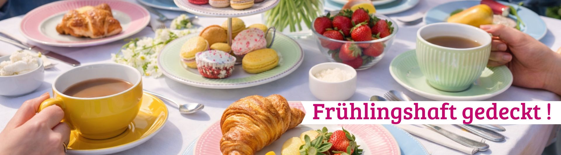 Das Bild zeigt einen frühlingshaft gedeckten Tisch. Es vermittelt eine angenehme und einladende Stimmung.
