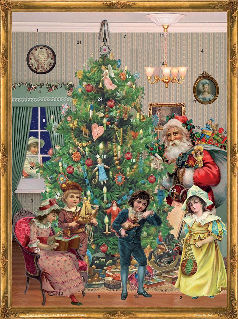 Das Bild zeigt einen nostalgischen Adventskalender mit einer festlich geschmückten Szene rund um einen Weihnachtsbaum, umgeben von Kindern, Geschenken und dem Weihnachtsmann. Im Hintergrund sieht man ein gemütlich eingerichtetes Wohnzimmer mit traditionel