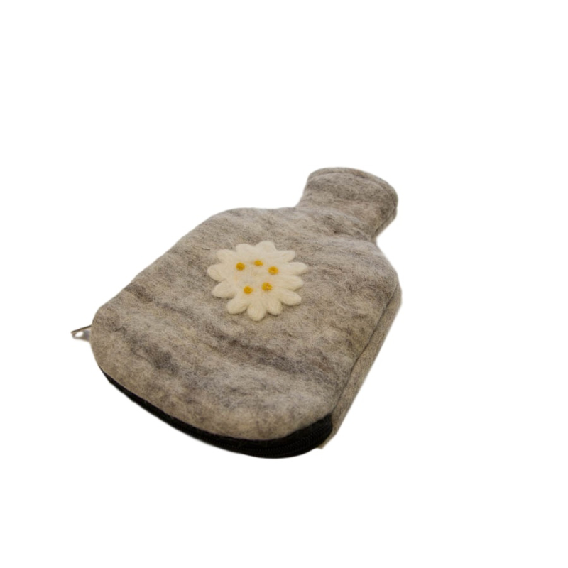 Hier sieht man einen kleinen Wärmflaschenüberzug mit Edelweiss-Motiv in Natur Hell. Der Bezug sorgt für ein gemütliches Gefühl.