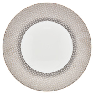 Der Teller ist flach und hat einen Durchmesser von 22,5 cm. Er verfügt über einen eleganten Platinrand mit feinem Mesh-Muster.
