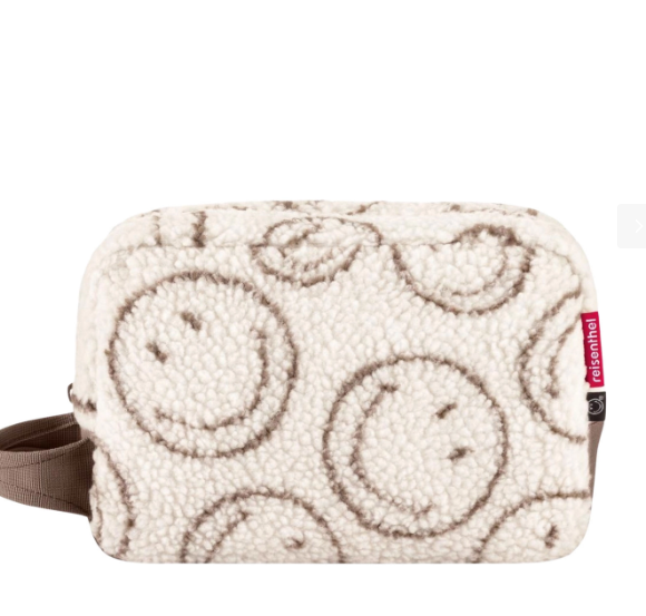 Zu sehen ist das Produkt cosmeticpouch M smiley® teddy chocolate Kosmetikta. Es handelt sich um eine mittelgroße Kosmetiktasche mit Smiley-Motiv in Schokoladenbraun.