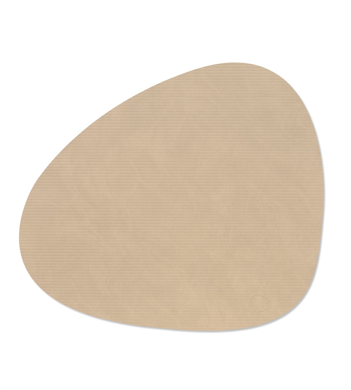 Dies ist eine Tischmatte in geschwungener Form und sandfarbener Cordoptik. Sie hat eine weiche, natürliche Farbe und ein modernes Design.