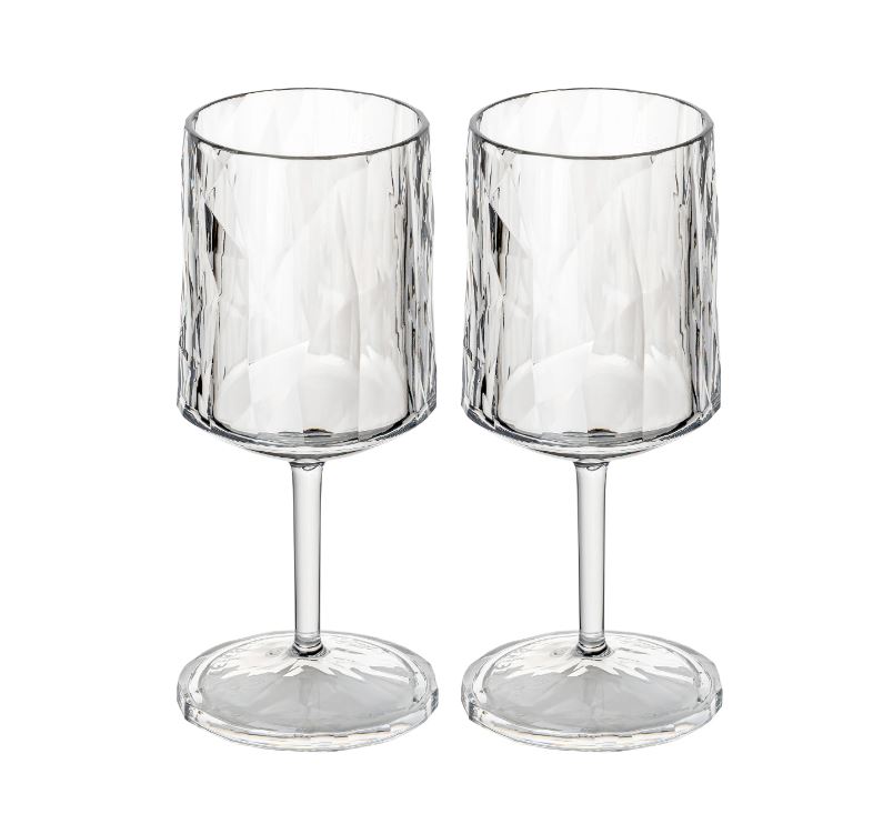 Das Bild zeigt zwei klare, stilvolle Weingläser mit einem modernen, facettenreichen Design. Es handelt sich um das "Superglas 250ml Club No. 21 2er Set crystal clear".