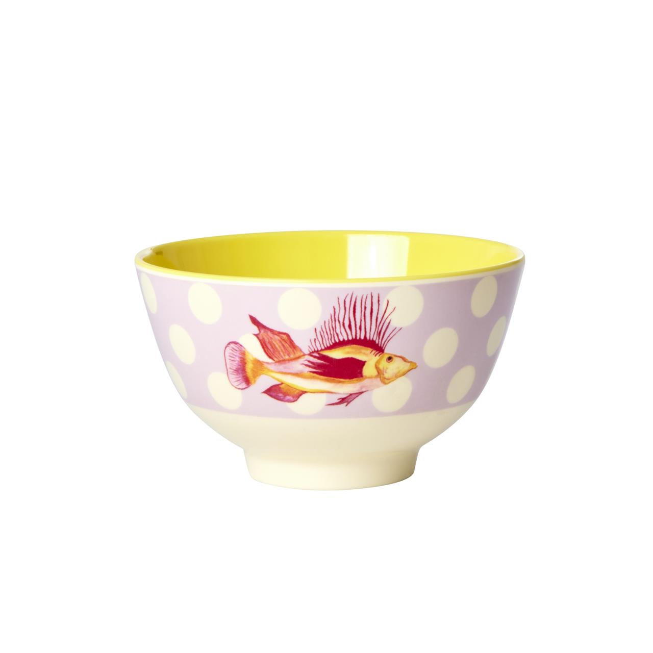 Die abgebildete Schale ist aus Melamin und hat einen lavendelfarbenen Grund mit weißen Punkten und einem Fischmotiv. Die Innenseite der kleinen Schale ist gelb.