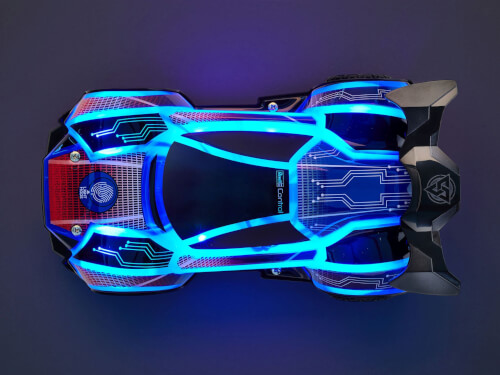 Auf dem Bild ist ein futuristisches Spielzeugauto mit leuchtenden blauen LED-Lichtern zu sehen. Das Auto hat ein auffälliges Design mit technischen Mustern auf der Karosserie.
