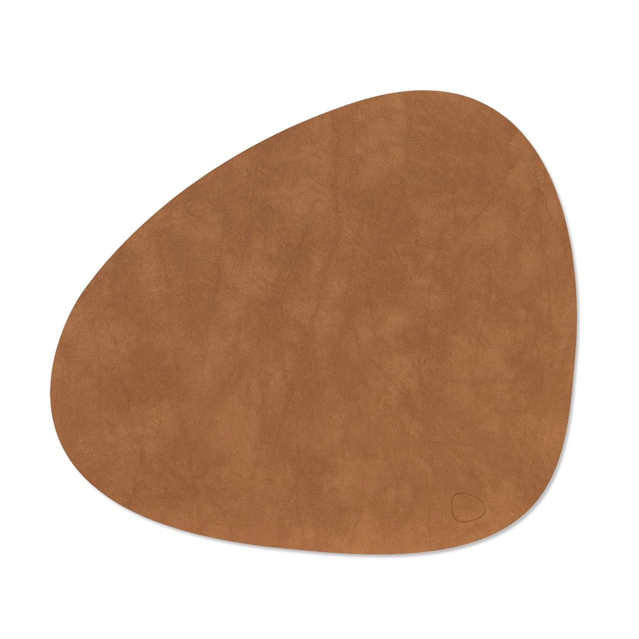 Das Bild zeigt ein braunes, organisch geformtes Tischset namens "Tischset curve LNupo Nature". Die Oberfläche wirkt weich und hat eine dezente Lederoptik.