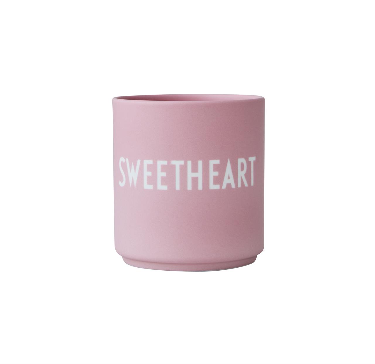 Auf dem Bild ist eine rosa Tasse mit der Aufschrift "SWEETHEART" zu sehen. Die Tasse hat eine Größe von 8,5 x 8 cm und gehört zur Friendship Becher Kollektion.