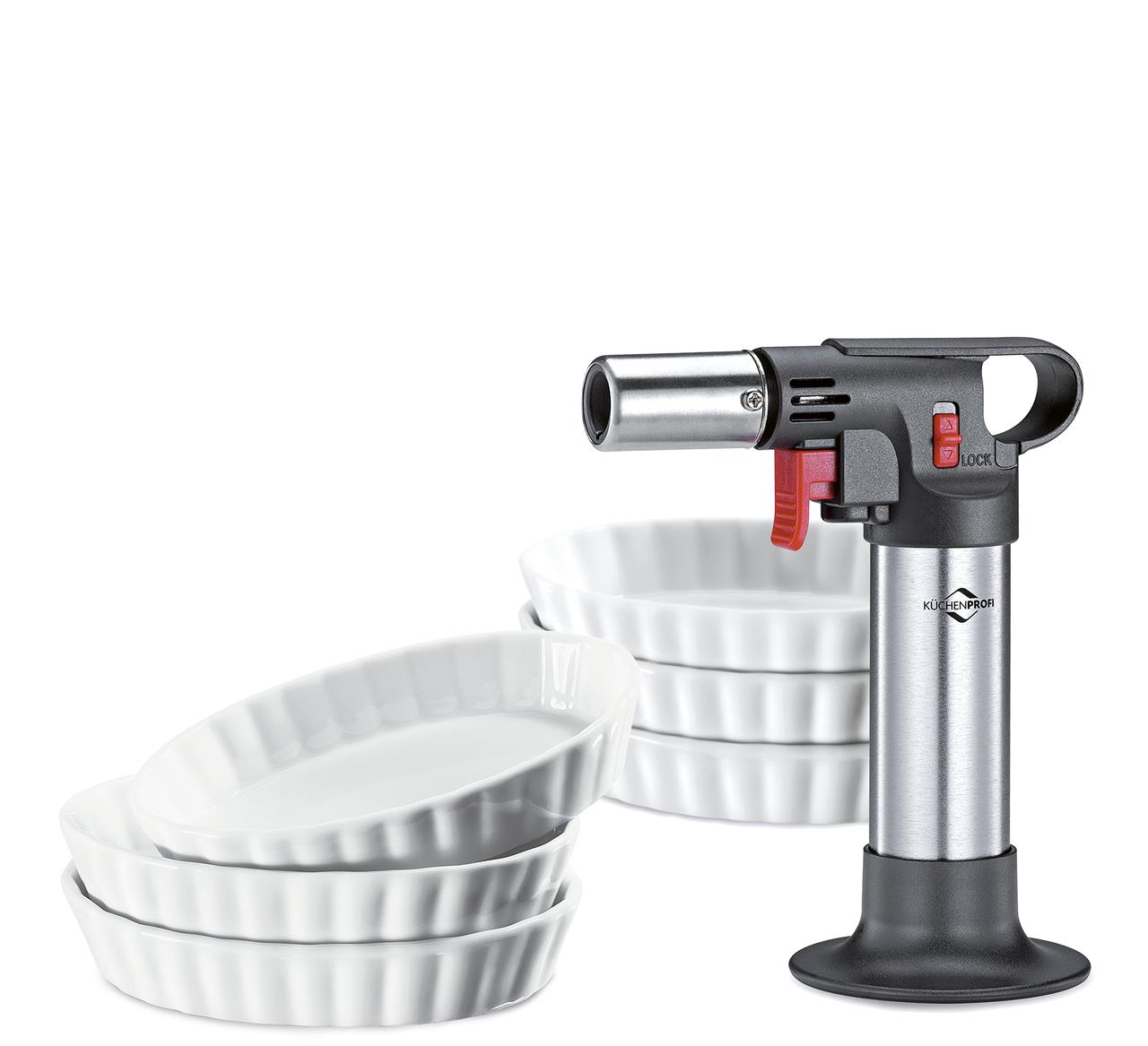 Das Bild zeigt ein Créme Brûlée-Set Deluxe mit sieben Teilen. Zu sehen sind ein Küchenbrenner und sechs weiße Auflaufförmchen.