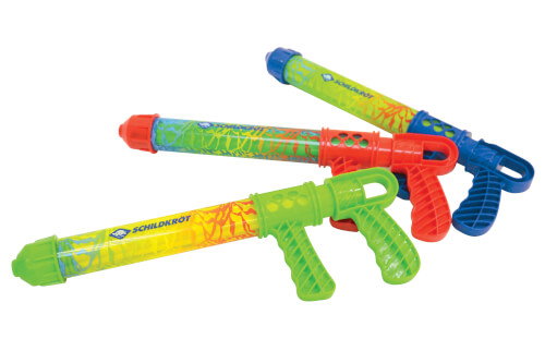 Das Bild zeigt drei bunte Wasserpistolen aus Plastik. Sie sind in den Farben Grün, Blau und Rot gestaltet und haben jeweils einen Griff.