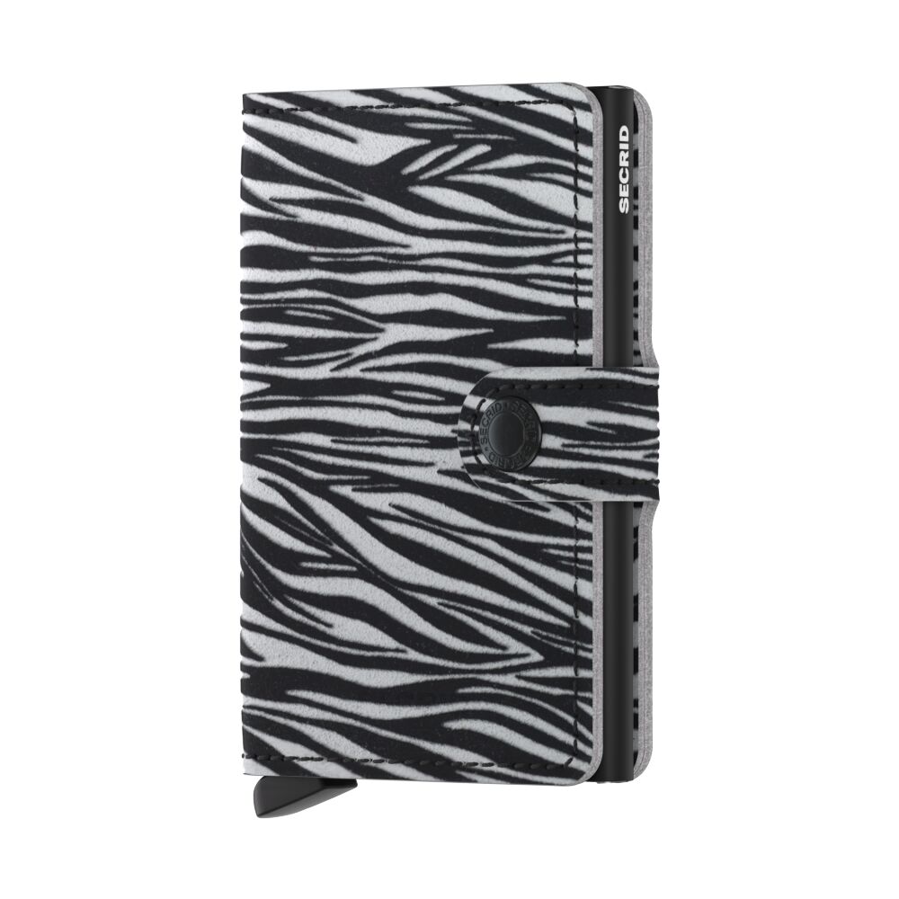 Das Bild zeigt ein Miniwallet mit einem Zebra-Muster in Hellgrau und Schwarz. Das Portemonnaie hat einen Verschluss mit Knopf und wirkt modern und stylisch.