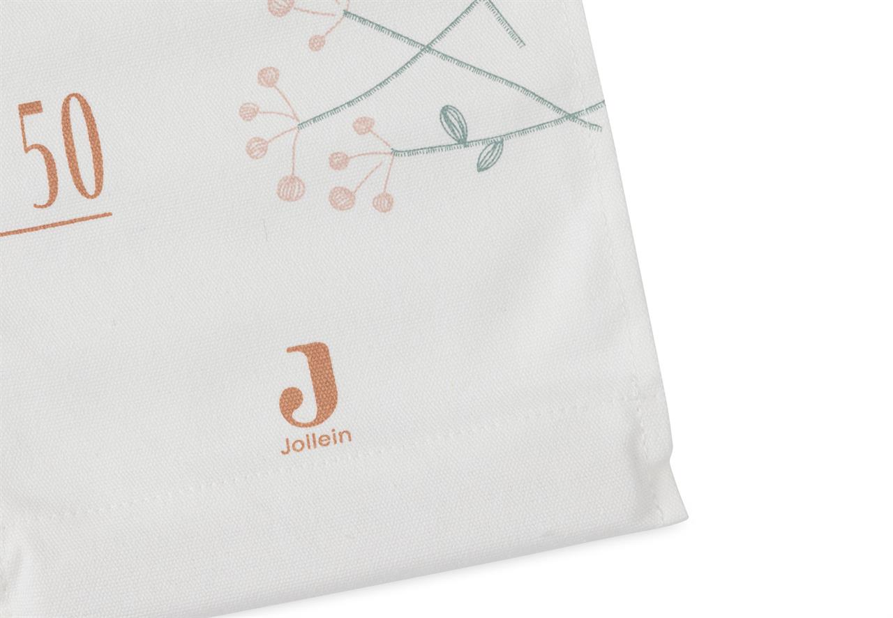 Das Bild zeigt einen Ausschnitt der Messlatte "Lovely Birds" von Jollein. Es sind florale Muster und die Zahl 50 zu sehen.