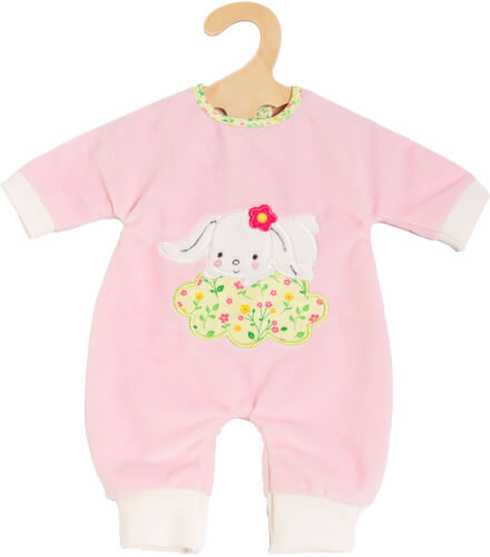 Auf dem Bild ist ein rosa Babystrampler mit weißen Bündchen zu sehen. Auf der Vorderseite ist ein süßer Hase mit einer Blume und einer bunten Blumenwiese abgebildet.