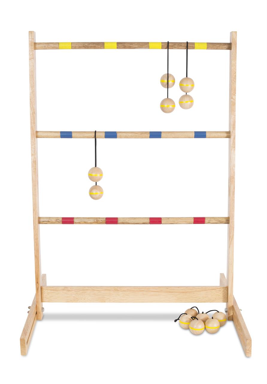 Das Bild zeigt das Spiel "Spin Ladder Original - Leitergolf" aus Holz mit farbigen Markierungen. Drei Kugelpaare hängen an den Sprossen, weitere liegen am Boden.