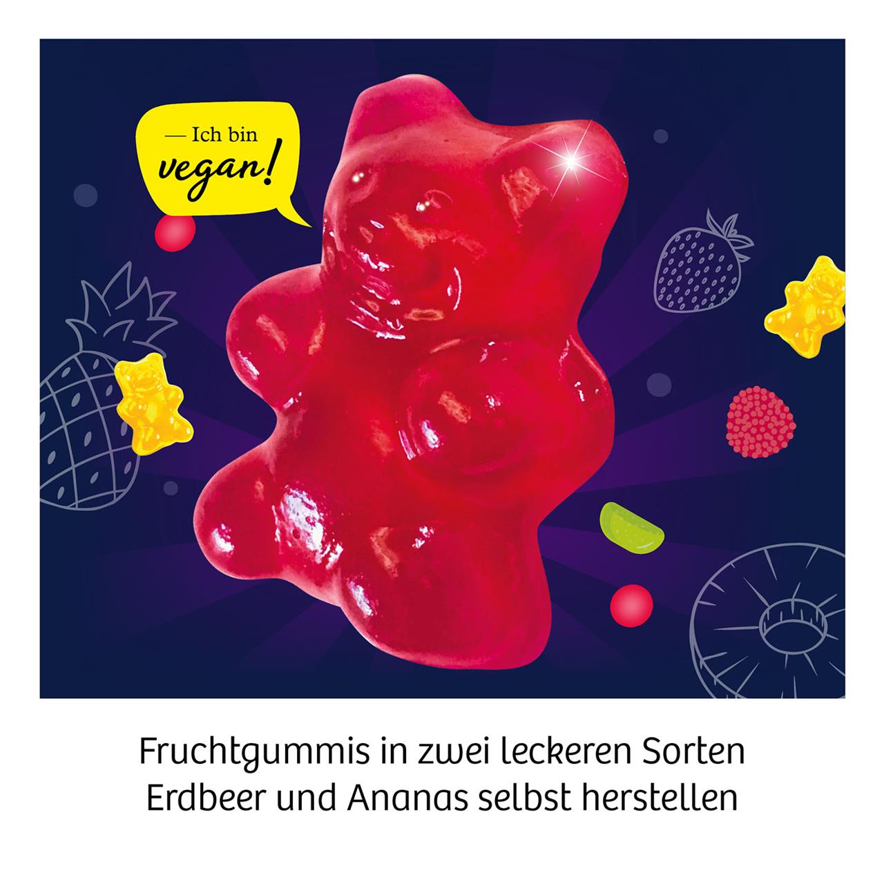Auf dem Bild ist ein großes, rotes Fruchtgummi in Bärenform zu sehen. Das Produkt ist vegan und ermöglicht es, Fruchtgummis in den Sorten Erdbeer und Ananas selbst herzustellen.