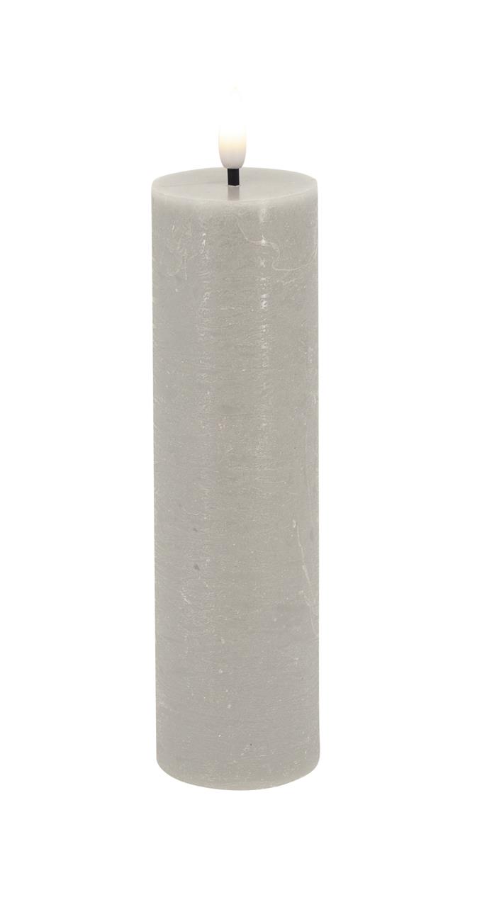 Dies ist eine schlanke LED-Stumpenkerze aus echtem Wachs in sandfarbener, rustikaler Optik. Sie spendet warmweißes Licht und misst 5 x 17,5 cm.