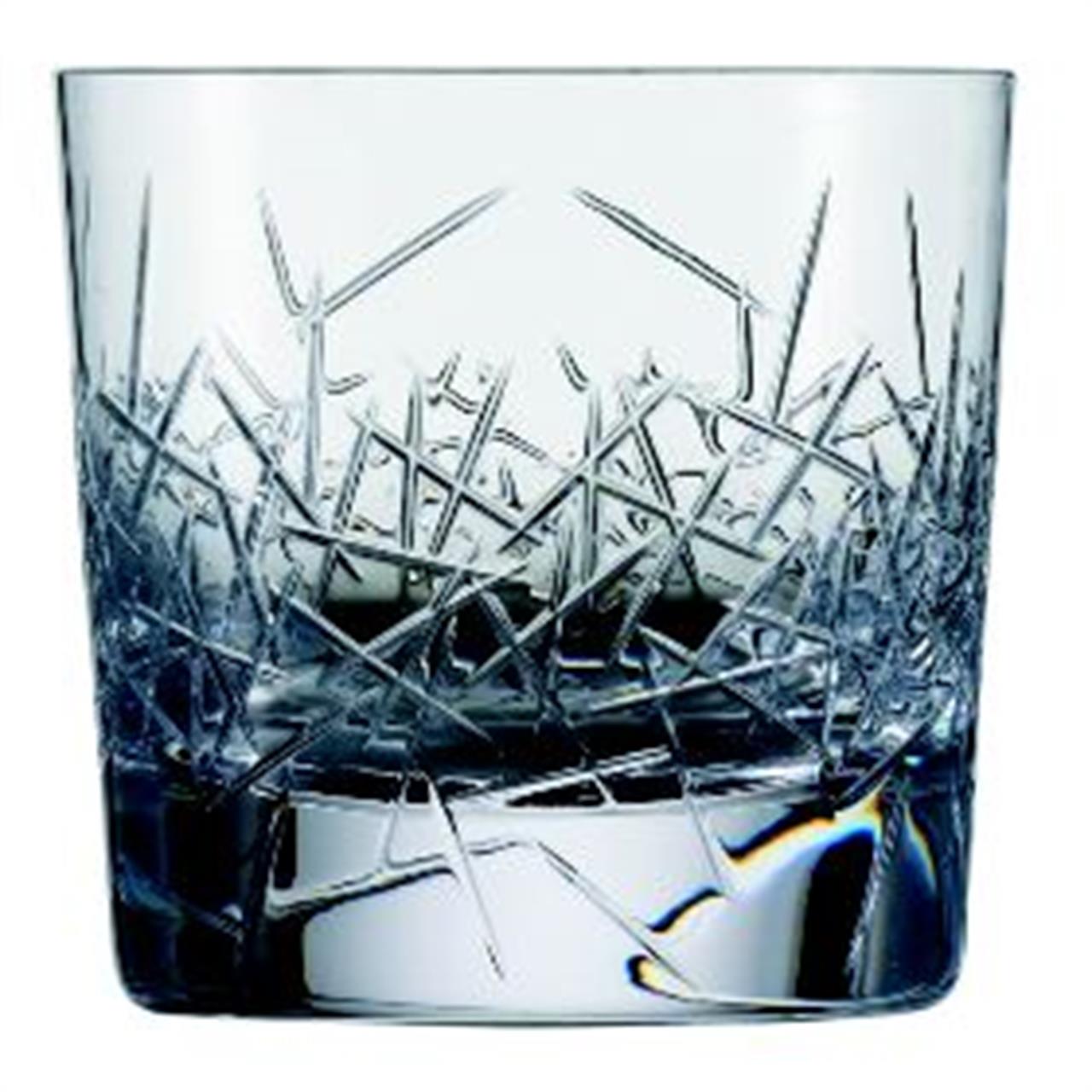 Dies ist ein großer Whisky-Glas mit einem Fassungsvermögen von 399 ml. Das Glas hat ein auffälliges, eingraviertes Muster und gehört zur Reihe Bar Premium No. 3.