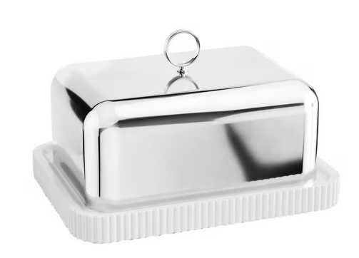 Dieses Bild zeigt die Bernadotte Butterdose aus Porzellan und Edelstahl. Die Butterdose vereint zeitloses Design mit Funktionalität.