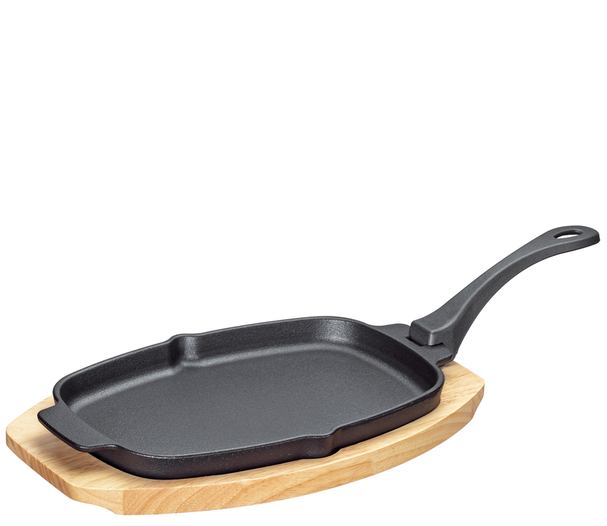 Auf dem Bild ist eine rechteckige gusseiserne Pfanne mit langem Griff zu sehen. Die Pfanne steht auf einem passenden Holzbrett.