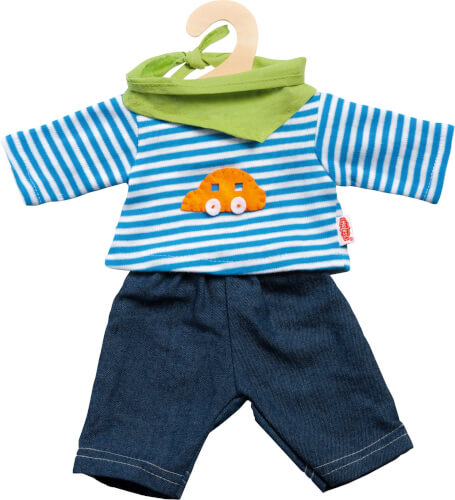 Das Bild zeigt ein Puppenkleidungsset mit einem blau-weiß gestreiften Shirt und einer dunkelblauen Hose. Auf dem Shirt ist ein orangefarbenes Auto aufgenäht, und ein grünes Halstuch gehört ebenfalls dazu.