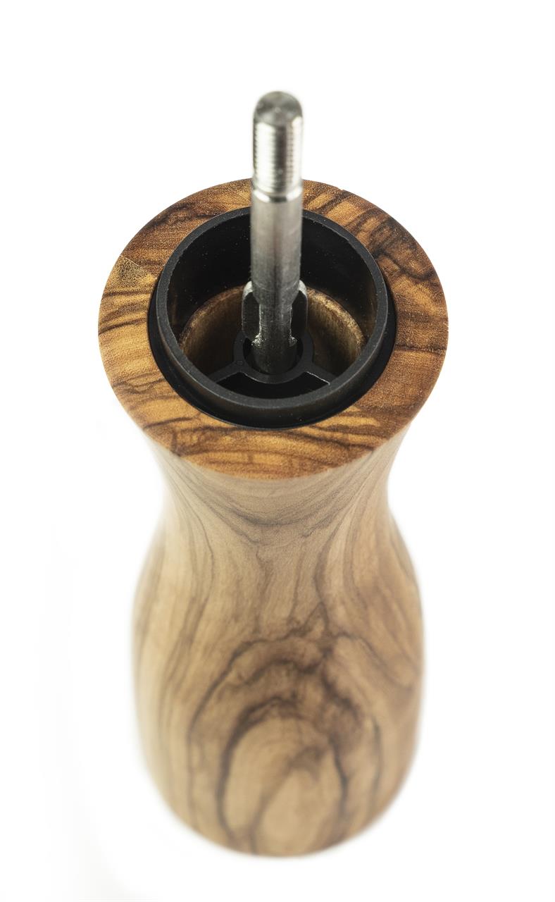 Das Bild zeigt eine Pfeffermühle aus Olivenholz mit einer Höhe von 15 cm. Die Mühle ist von oben fotografiert, sodass das Mahlwerk sichtbar ist.