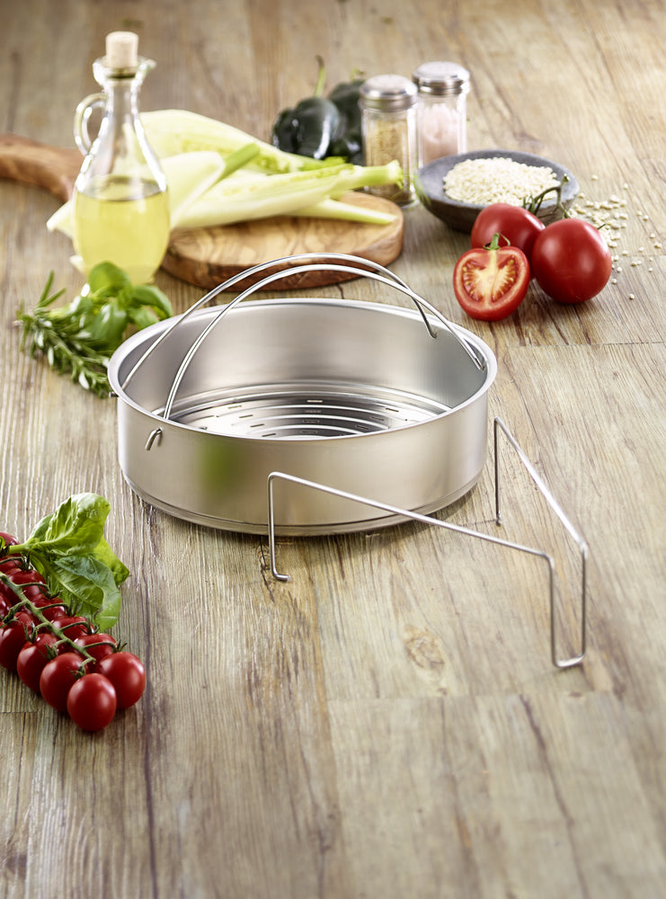Ein Küchenutensil wird waagerecht auf weißem Untergrund präsentiert. Die Oberfläche ist glatt und glänzend.