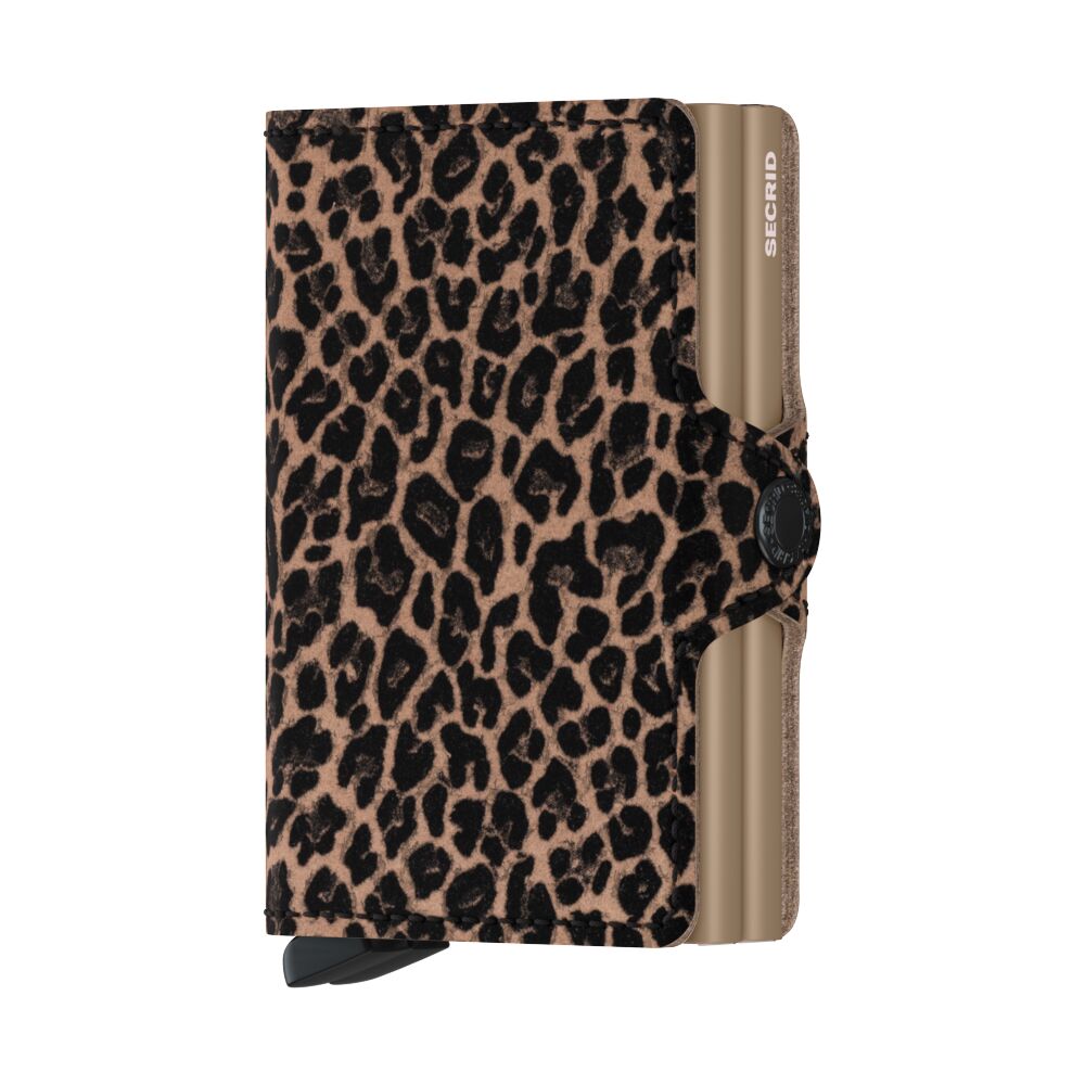 Das Bild zeigt das Produkt "Twinwallet Leo Beige" mit einem Leopardenmuster. Die Geldbörse hat einen beige-braunen Farbton und wirkt stilvoll und modern.