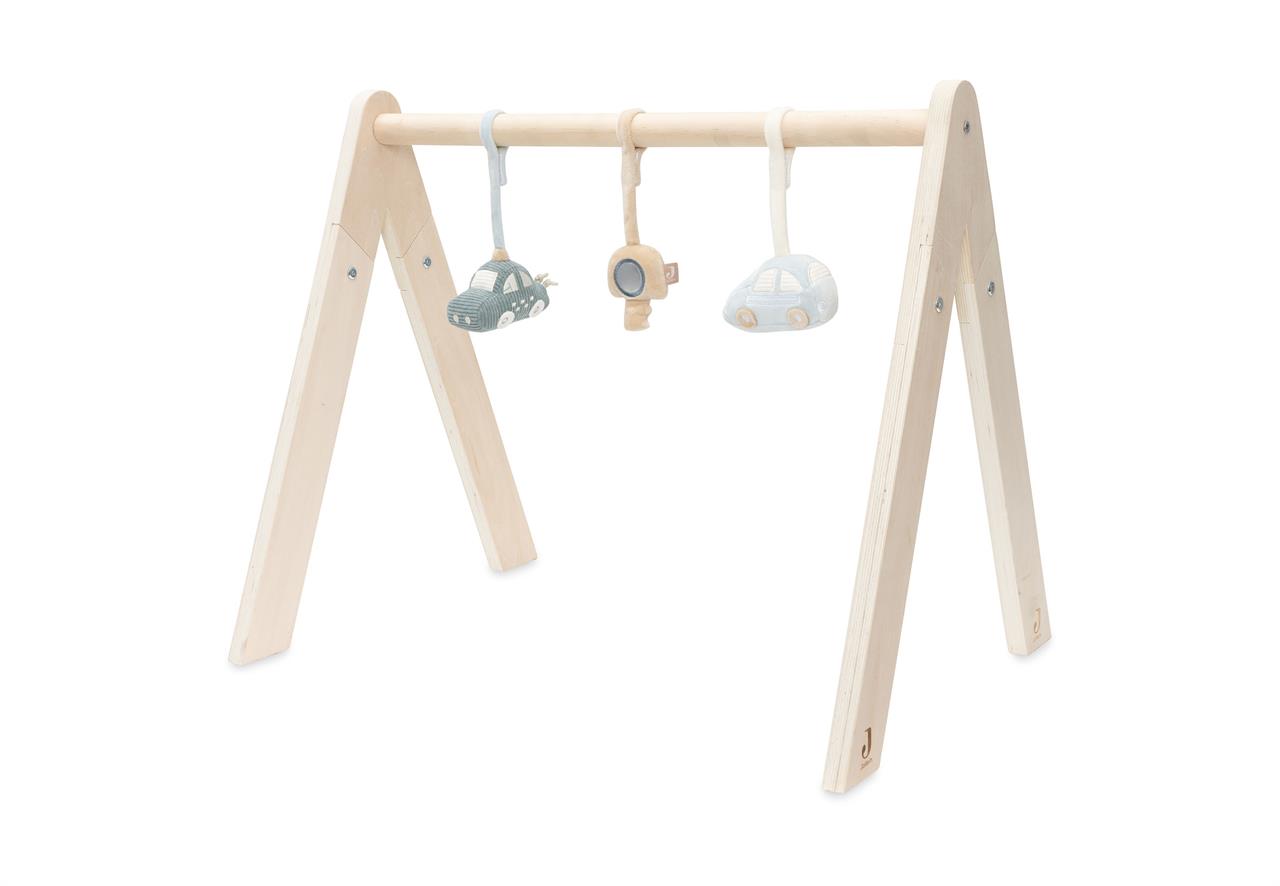 Das Bild zeigt ein Baby-Spieltrapez aus hellem Holz mit drei hängenden Spielzeugen. Die Anhänger sind in Form von Autos und einem Schlüssel gestaltet.