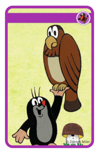 Auf dem Bild hält der kleine Maulwurf einen großen braunen Vogel auf seiner Hand. Im Hintergrund steht ein Pilz auf dem Boden.