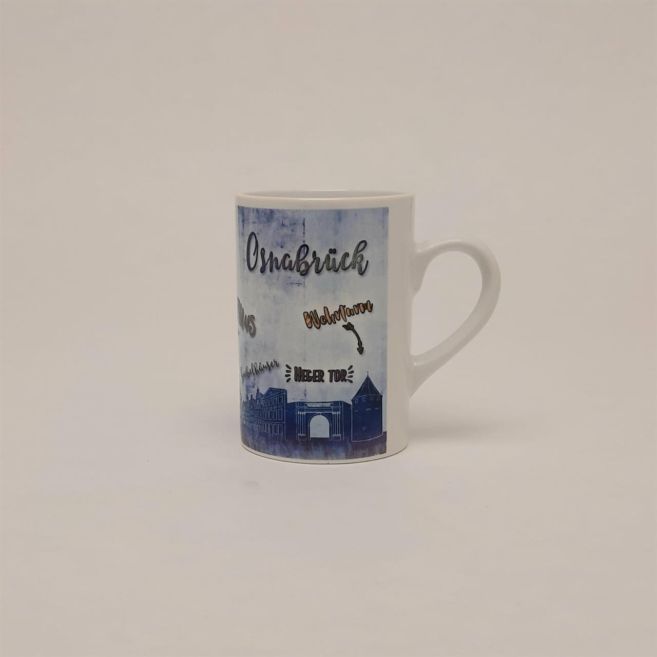 Auf dem Bild ist eine schlanke Tasse mit dem Namen "Tasse Slim Vintage Osnabrück" zu sehen. Die Tasse ist mit Motiven und Schriftzügen rund um die Stadt Osnabrück verziert.