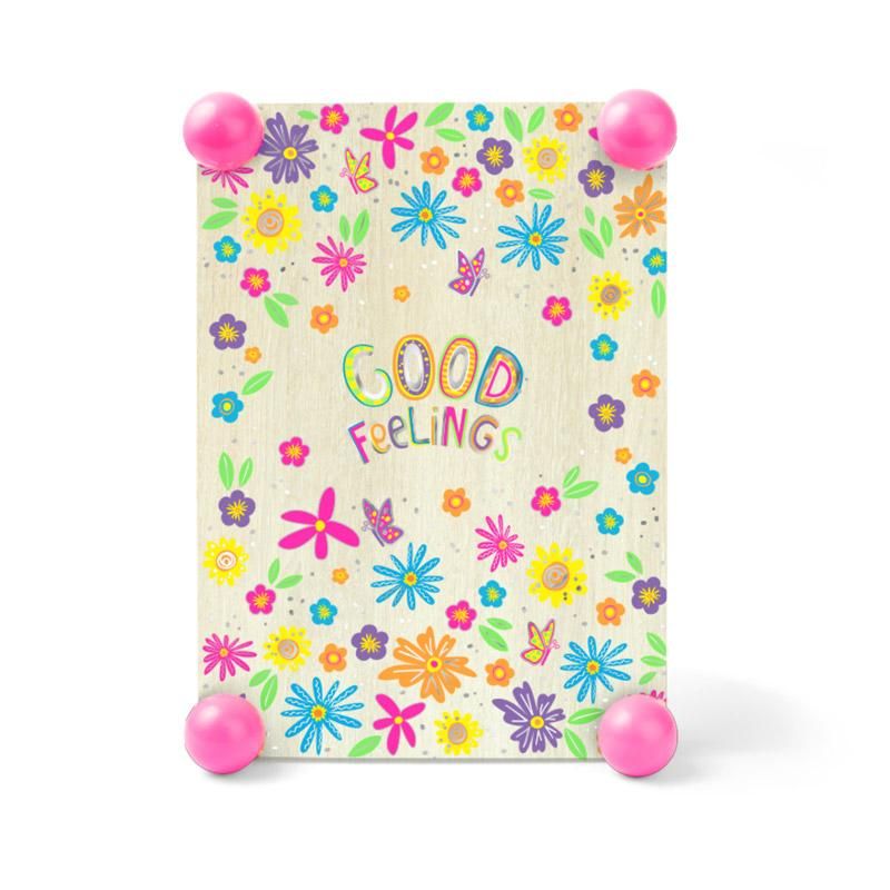 Das Bild zeigt eine bunte Blumenpresse mit der Aufschrift „Good Feelings“ in der Mitte. Sie ist mit vielen farbenfrohen Blumen, Schmetterlingen und vier pinken Kugeln an den Ecken verziert.