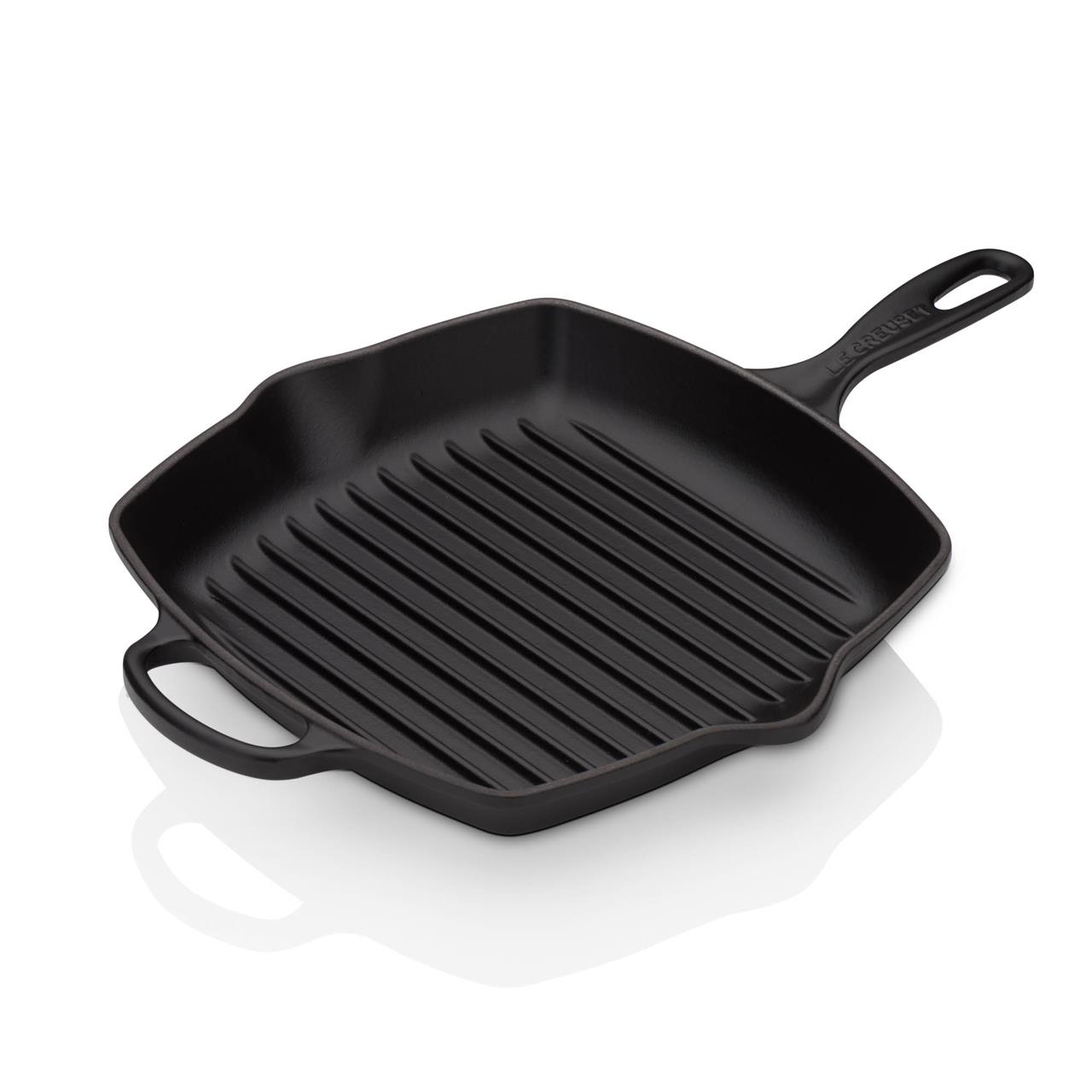Die Abbildung zeigt eine quadratische Grillpfanne in Schwarz mit Rippenboden. Die Pfanne hat einen Griff und misst 26 cm.