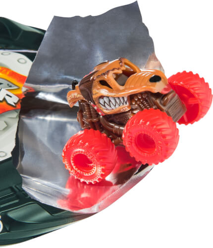 Das Bild zeigt ein kleines Spielzeugauto mit orangefarbenen Rädern und einem braunen Karosserie-Design, das wie ein Tierkopf aussieht. Das Auto befindet sich auf einer silbernen Rampe oder Folie.