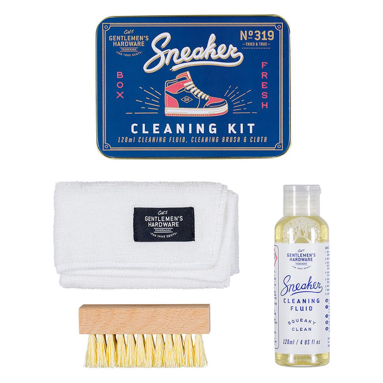 Das Bild zeigt ein Sneaker Cleaning Kit mit einer Dose, einer Reinigungsflüssigkeit, einer Bürste und einem Tuch. Es ist ein Set zur Reinigung von Turnschuhen.
