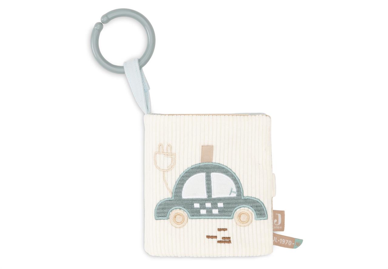 Das Bild zeigt ein Stoffbuch mit Aktivitäten, das an einem Ring befestigt ist. Auf dem Cover ist ein Auto mit einem Stecker abgebildet.